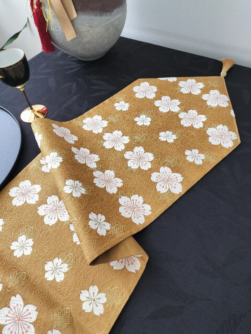 ブーブーこぶた　A855★逸品‼️豪華刺繍‼️テーブルランナー2m2cm