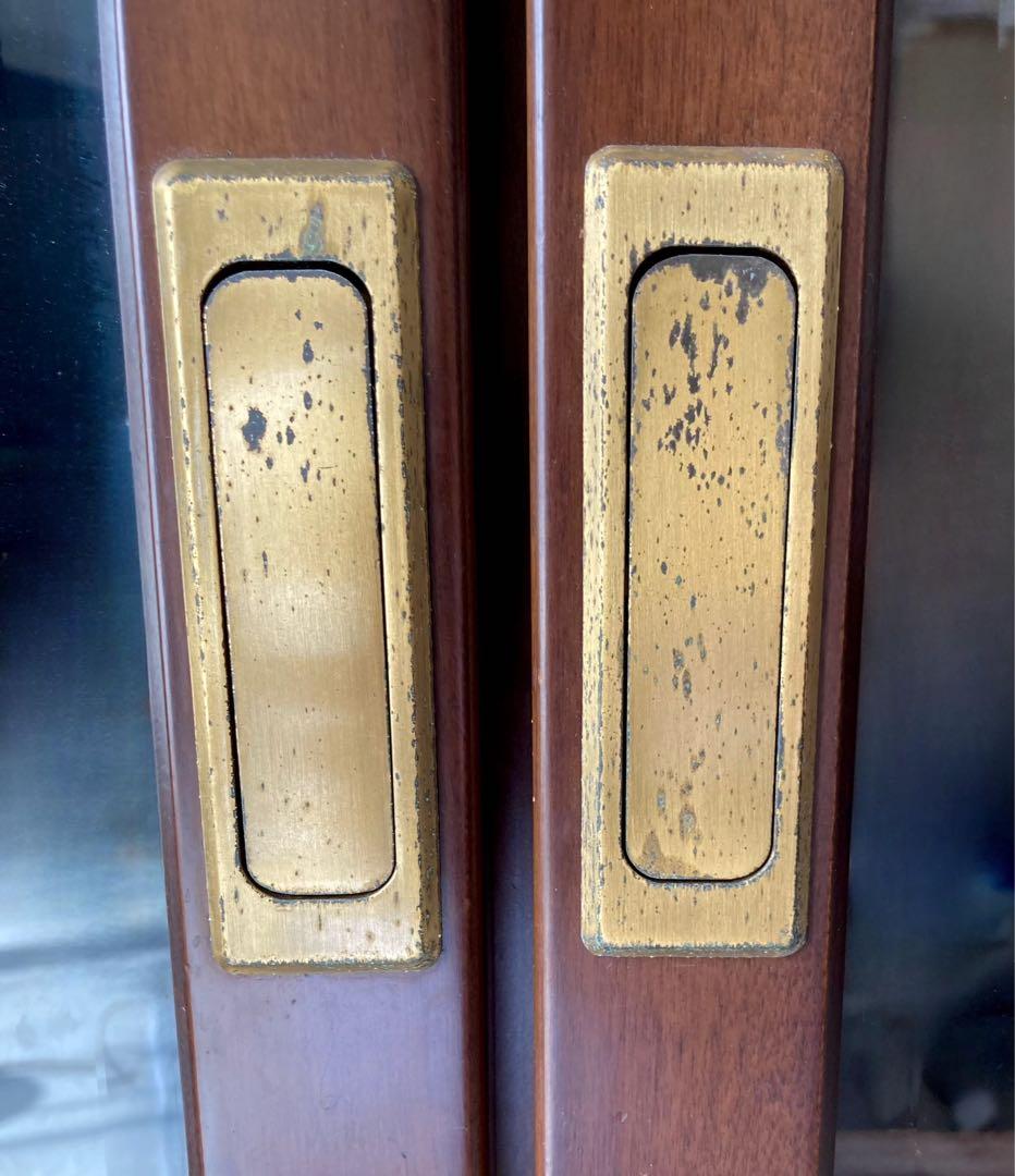 木製キャビネット ガラス扉付き 飾り棚 本棚 食器棚　ヴィンテージ 半回転取手