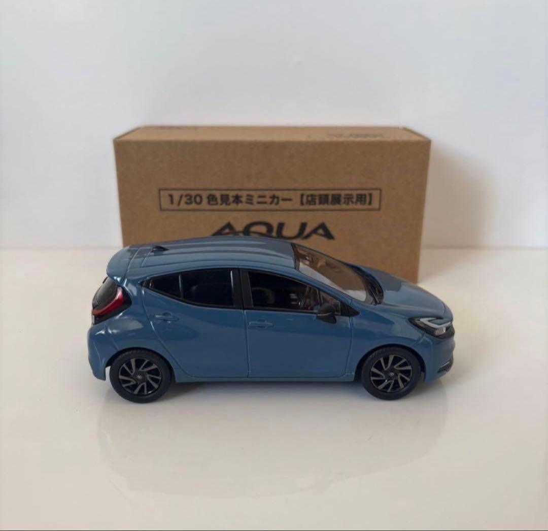 トヨタ 新型アクア 後期型 ミニカーカラーサンプル グレイッシュブルー【非売品】