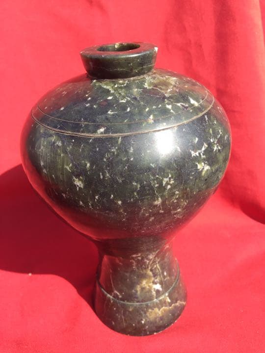 花瓶 和田绿玉梅瓶。花入