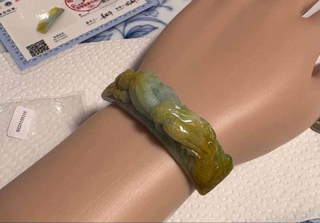 天然翡翠保証　鑑定書付き 約8cm 手彫り一点物