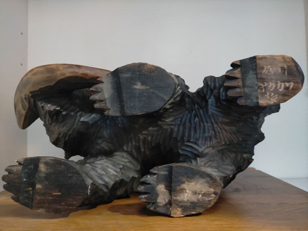 木製クマの魚咥え彫刻 約30cm