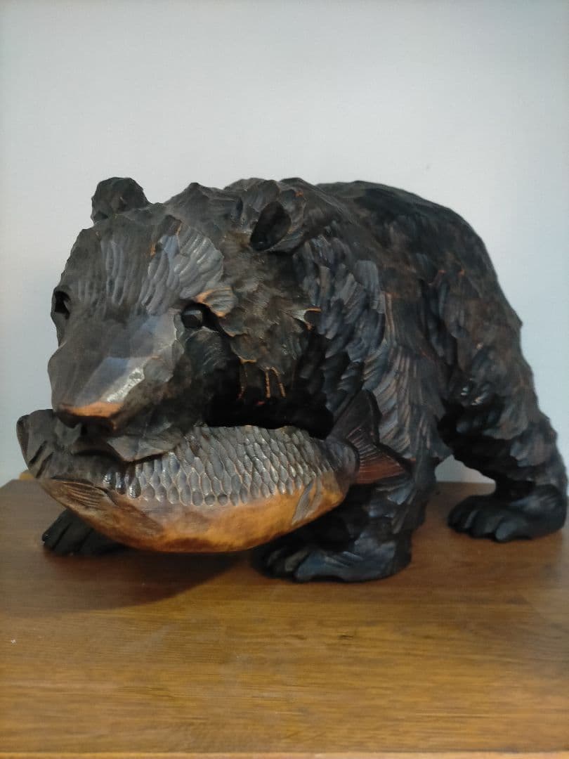 木製クマの魚咥え彫刻 約30cm