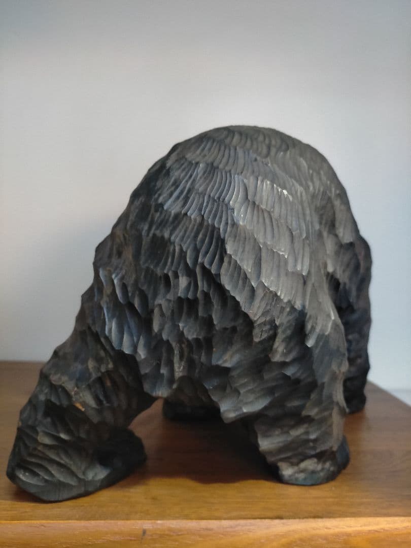 木製クマの魚咥え彫刻 約30cm