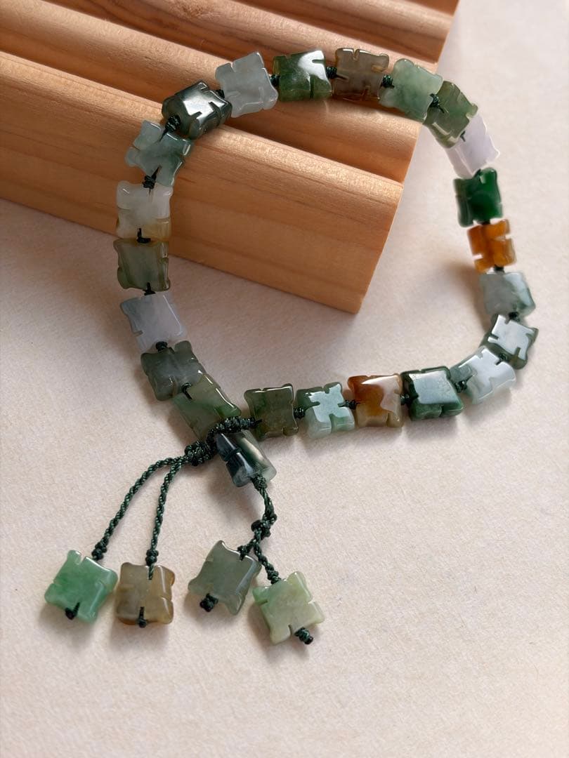 天然翡翠・三彩 万字彫りブレスレット（ハンドメイド）✨✨