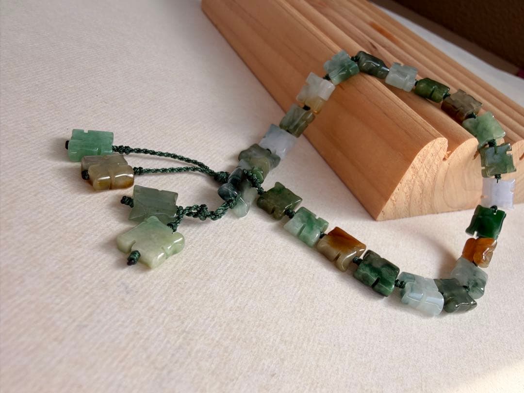 天然翡翠・三彩 万字彫りブレスレット（ハンドメイド）✨✨