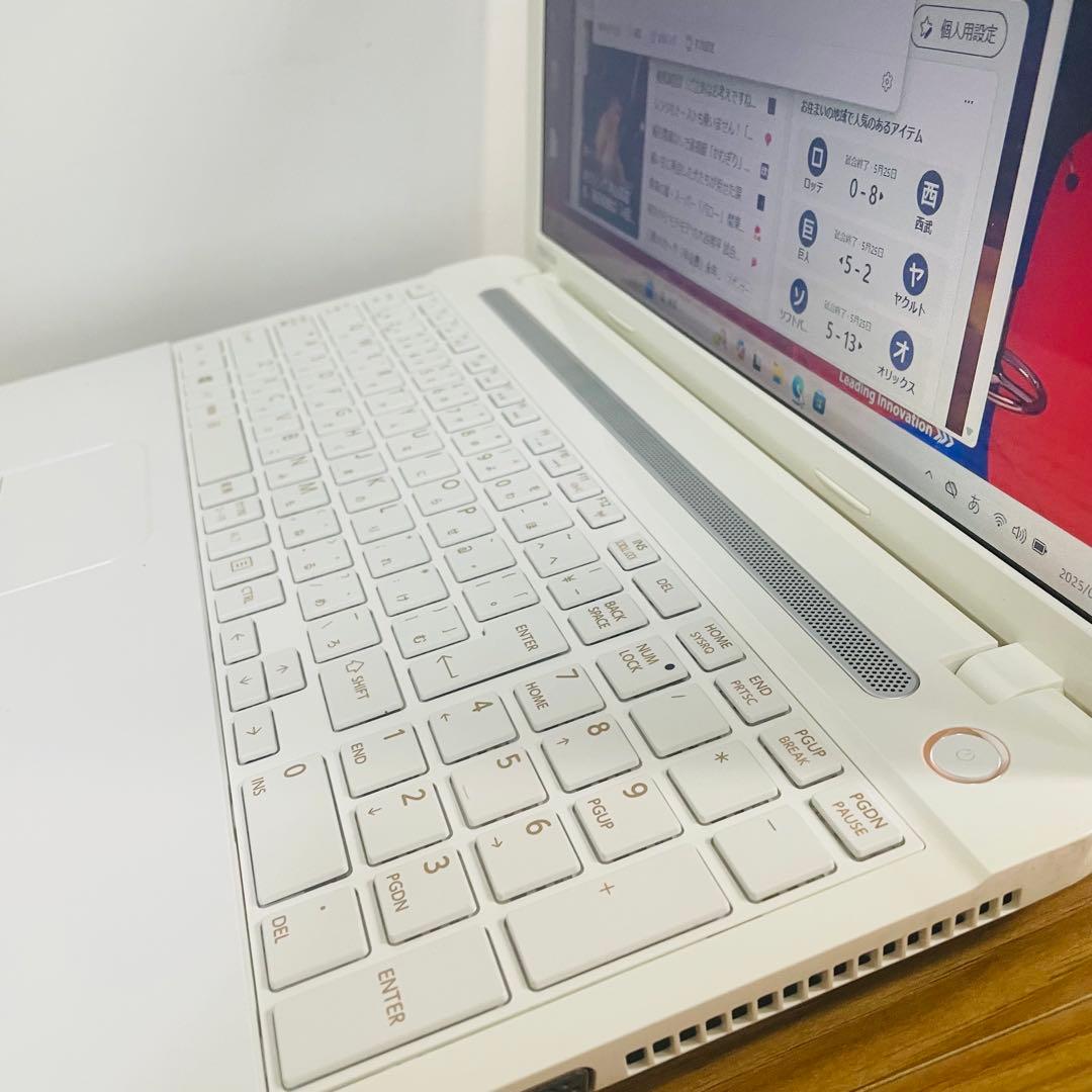 ホワイトSSD東芝ノートパソコン　Windows11オフィスカメラDVD