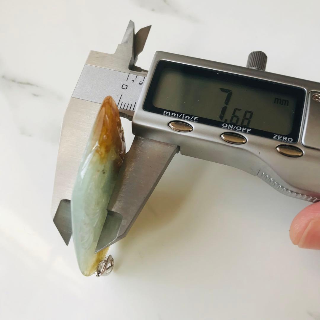 [P280-002］ 翡翠　ペンダントトップ　天然石　ミャンマー産　カービング