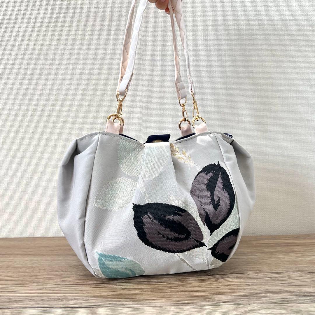 コロンとまるい 薄桃色のリバーシブルバッグ 帯リメイクバッグ 着物 和装バッグ