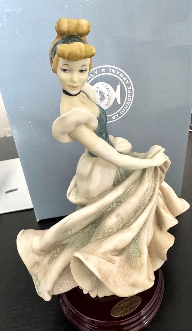ジョゼッペ アルマーニ シンデレラ ディズニー 彫刻