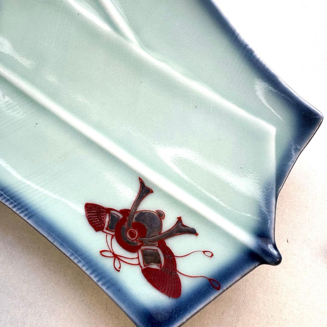 骨董皿　矢羽変形兜文様刺身皿　男の子　二枚　矢羽　かぶと　青釉　変形皿　子供の日