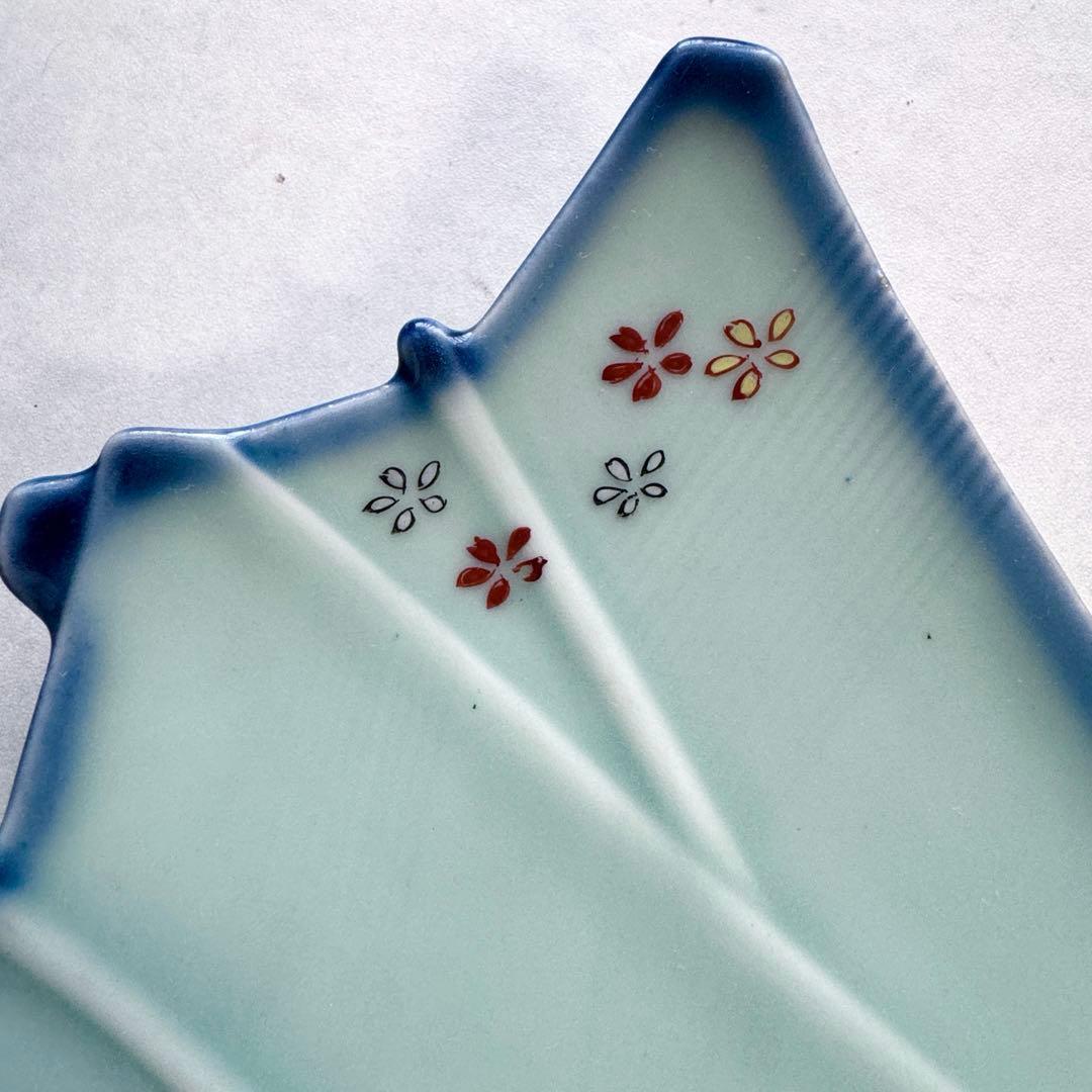 骨董皿　矢羽変形兜文様刺身皿　男の子　二枚　矢羽　かぶと　青釉　変形皿　子供の日