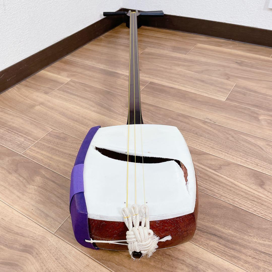 三味線 金ほぞ ２枚溝 細棹 紅木 犬皮綾杉彫　鳩胸