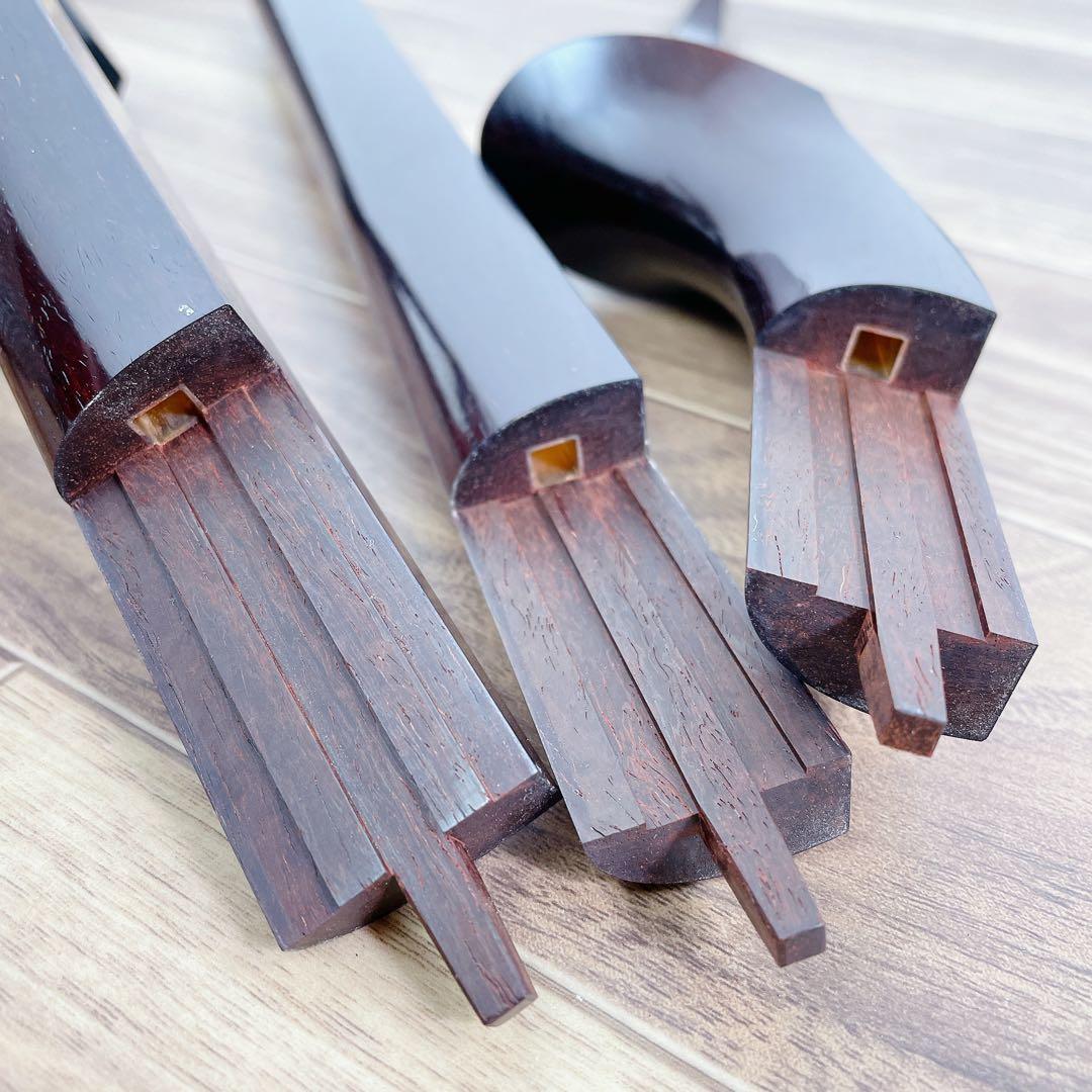 三味線 金ほぞ ２枚溝 細棹 紅木 犬皮綾杉彫　鳩胸