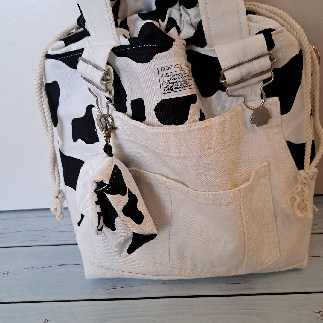 デニムリメイクバッグ　巾着　トートバッグ　牛柄　オーバーオール(ホワイト)