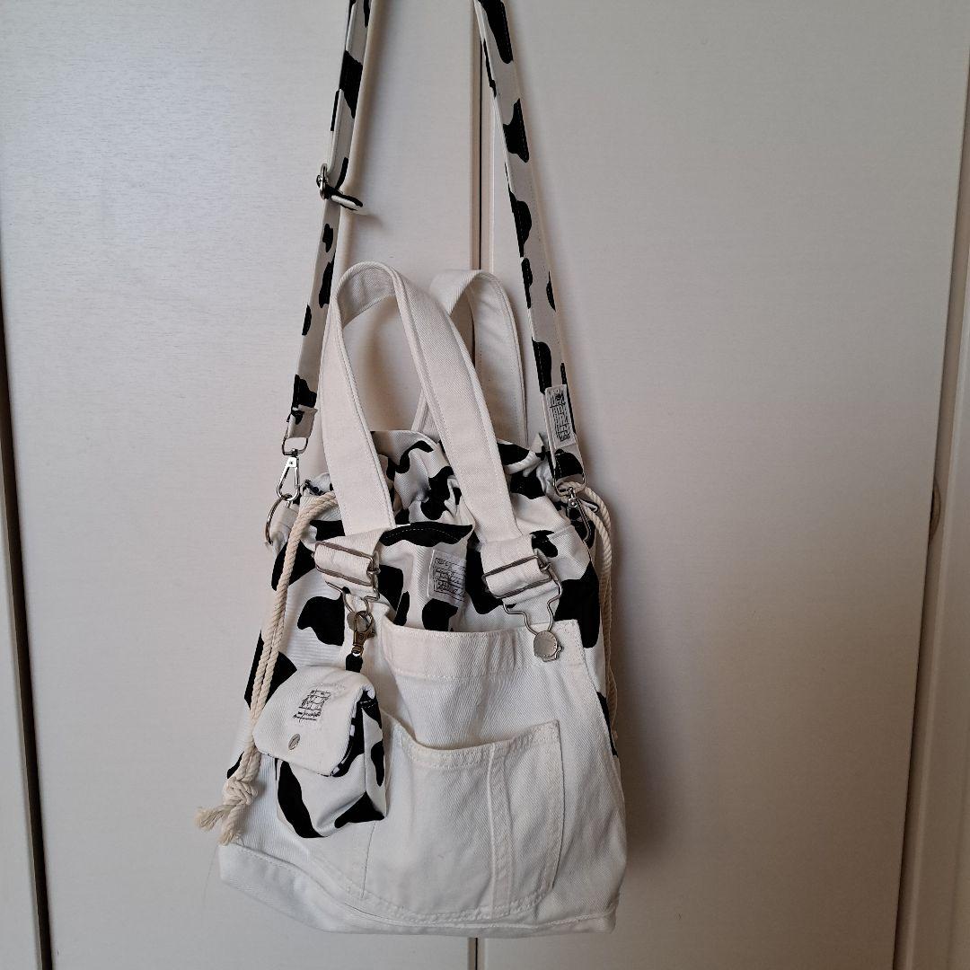 デニムリメイクバッグ　巾着　トートバッグ　牛柄　オーバーオール(ホワイト)