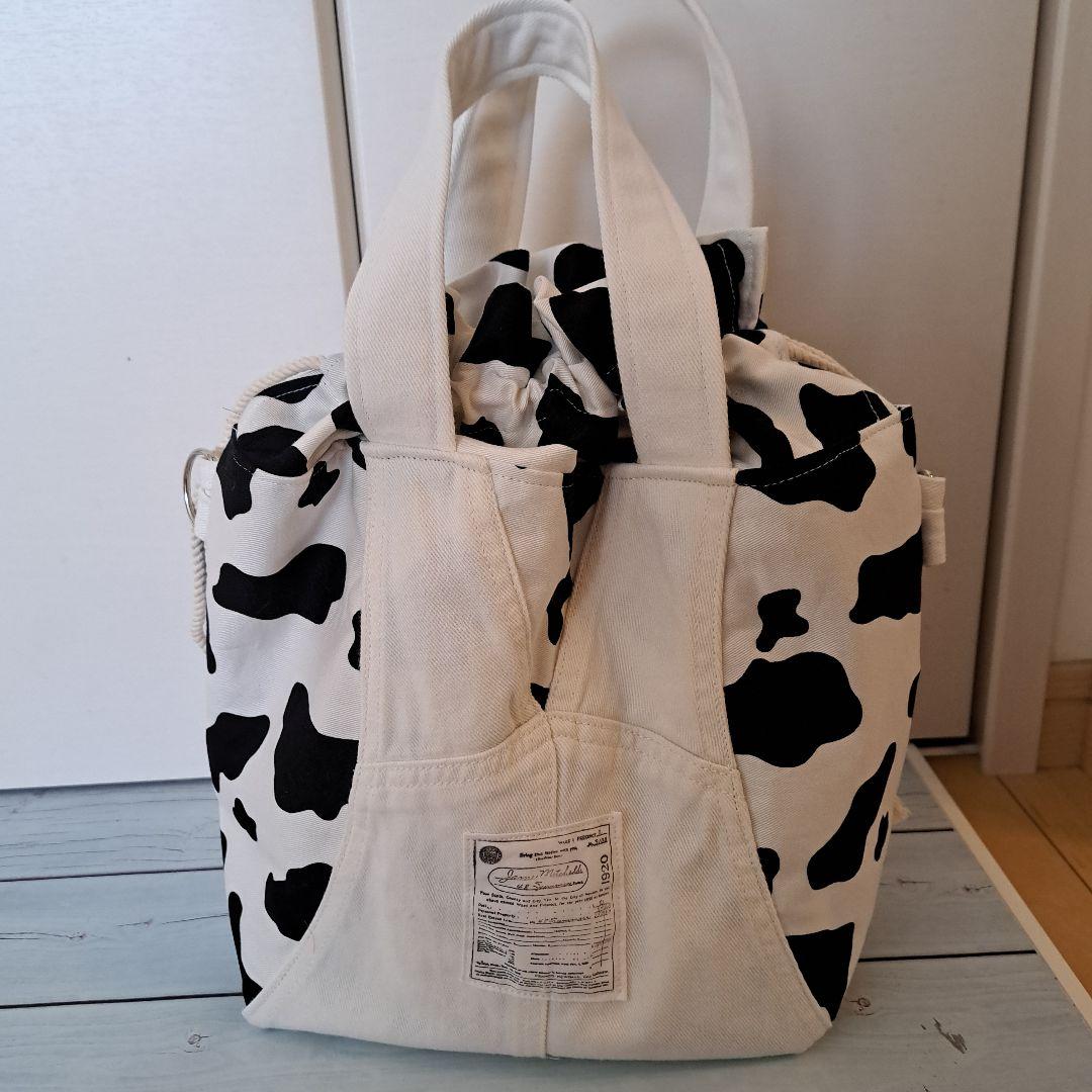 デニムリメイクバッグ　巾着　トートバッグ　牛柄　オーバーオール(ホワイト)