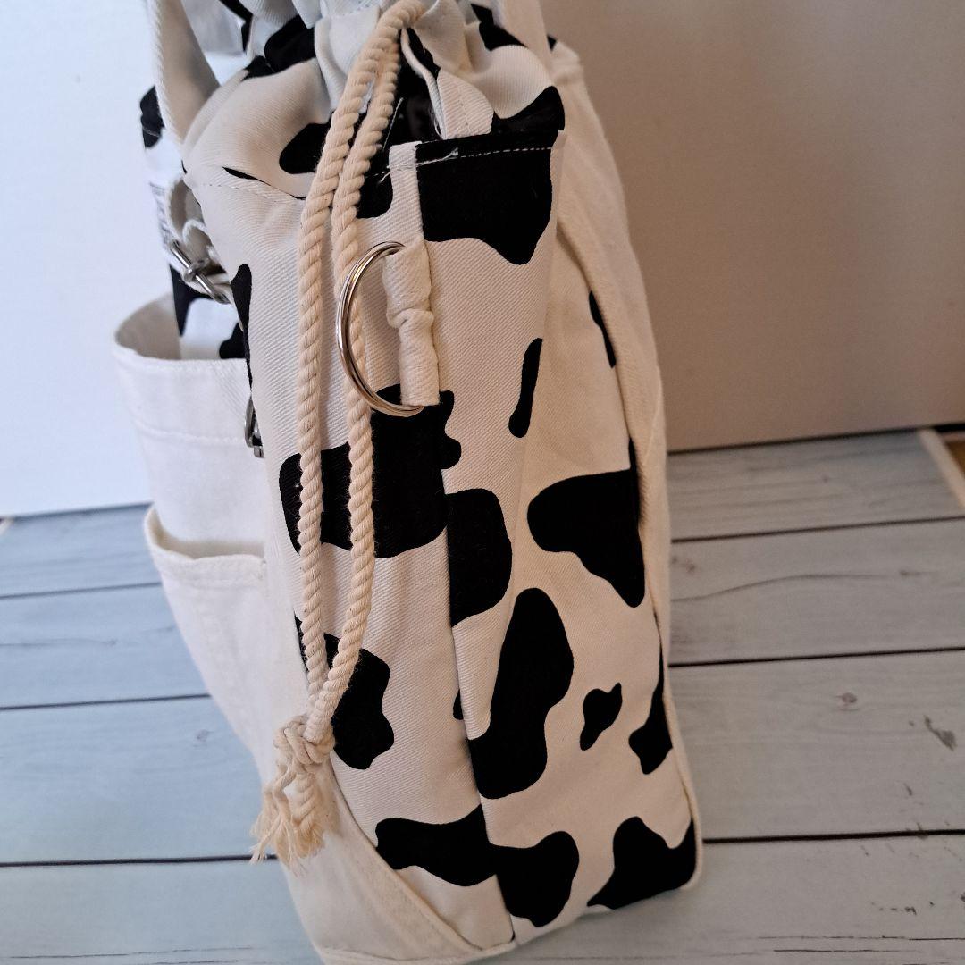 デニムリメイクバッグ　巾着　トートバッグ　牛柄　オーバーオール(ホワイト)