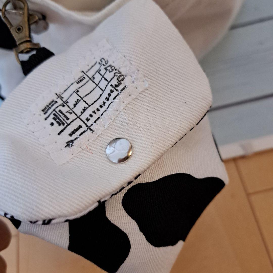 デニムリメイクバッグ　巾着　トートバッグ　牛柄　オーバーオール(ホワイト)