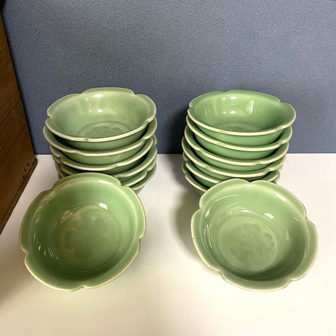 『青磁骨董品』　★「花形小鉢」や「花びら型鉢」　アンティーク　18セット