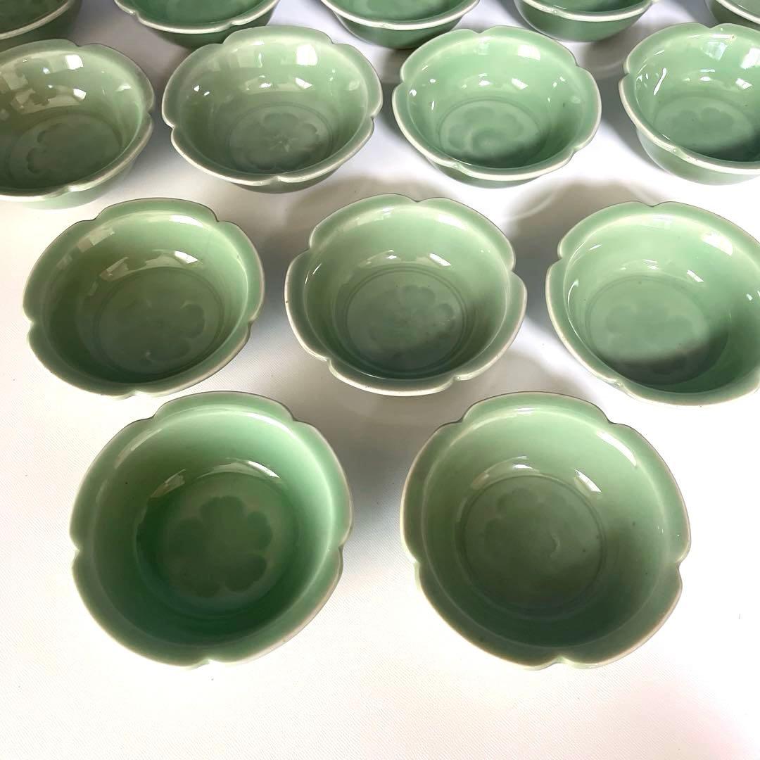 『青磁骨董品』　★「花形小鉢」や「花びら型鉢」　アンティーク　18セット