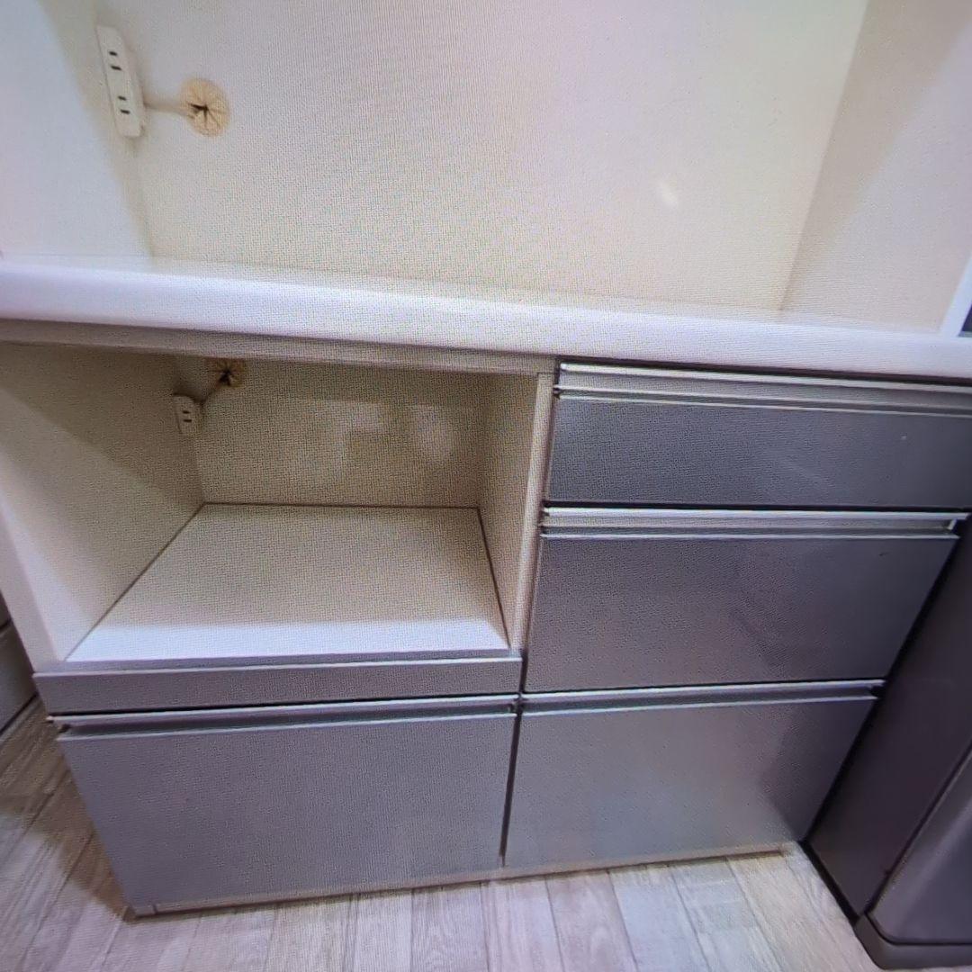 即購入❌シルバー 食器棚 引き出し3つ ガラス扉