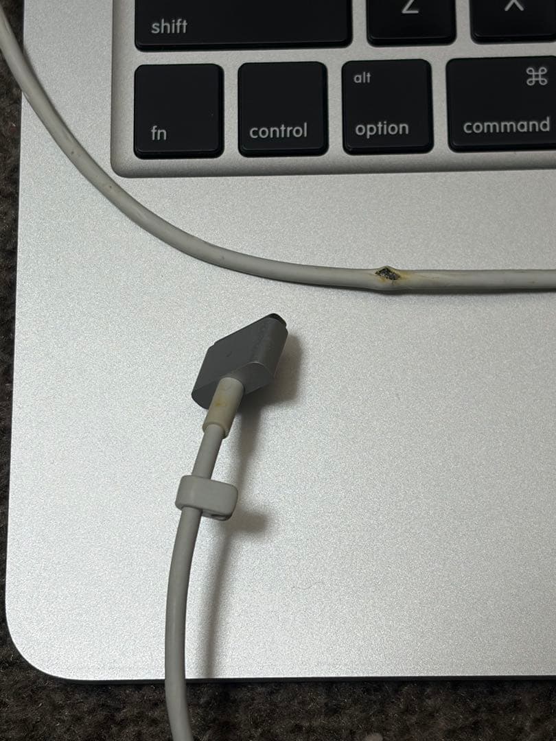 Apple MacBook Pro 本体 ※充電器注意書きあり