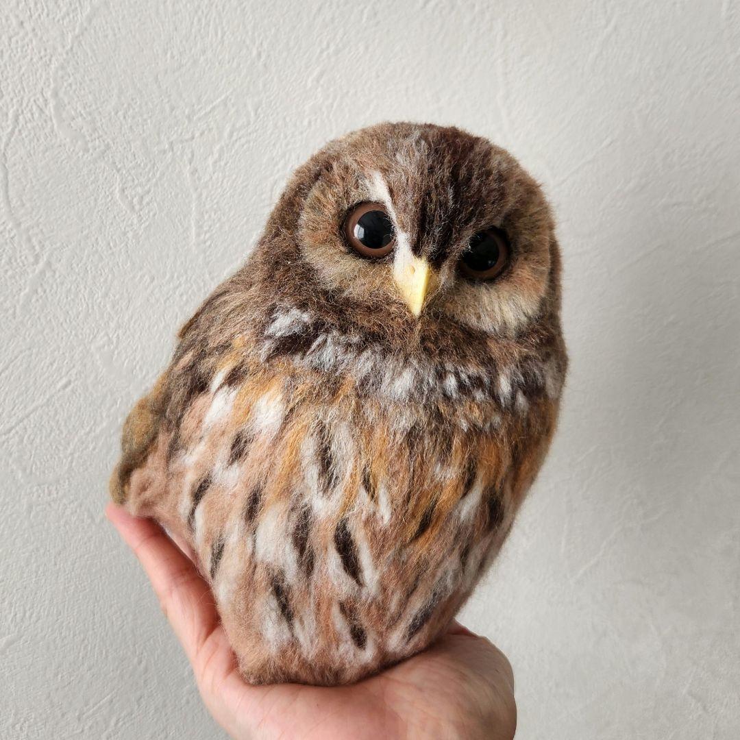 羊毛フェルト製置物　モリフクロウ　高さ約19㎝