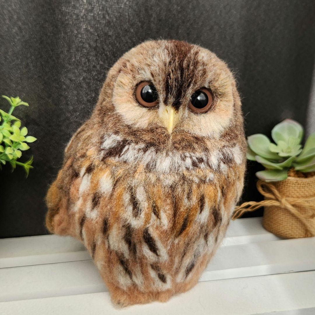 羊毛フェルト製置物　モリフクロウ　高さ約19㎝
