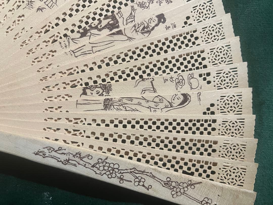 高檔檀香木製扇子 、透かし彫り 扇子 刻有12個中國古代女子