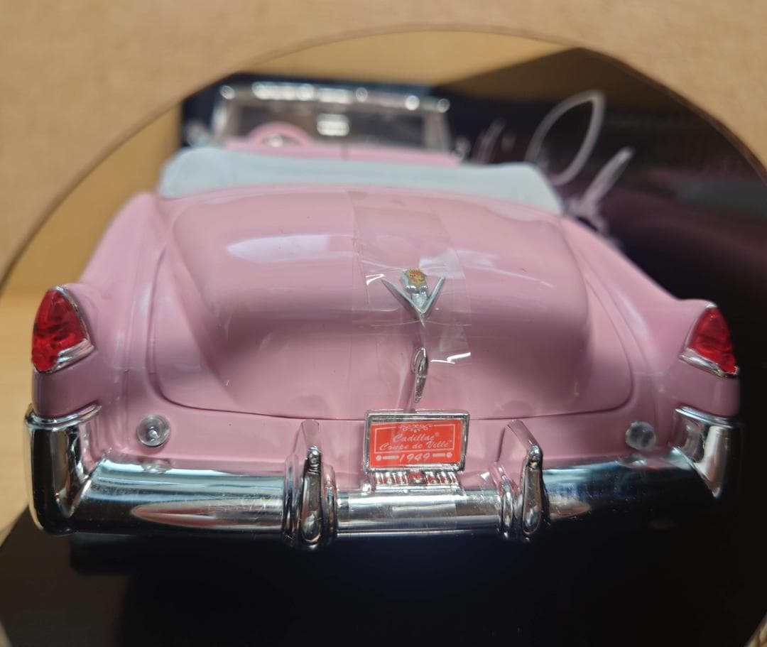 1/18 ピンクキャデラック シリーズ62 クーペオープンカー1949 ミニカー