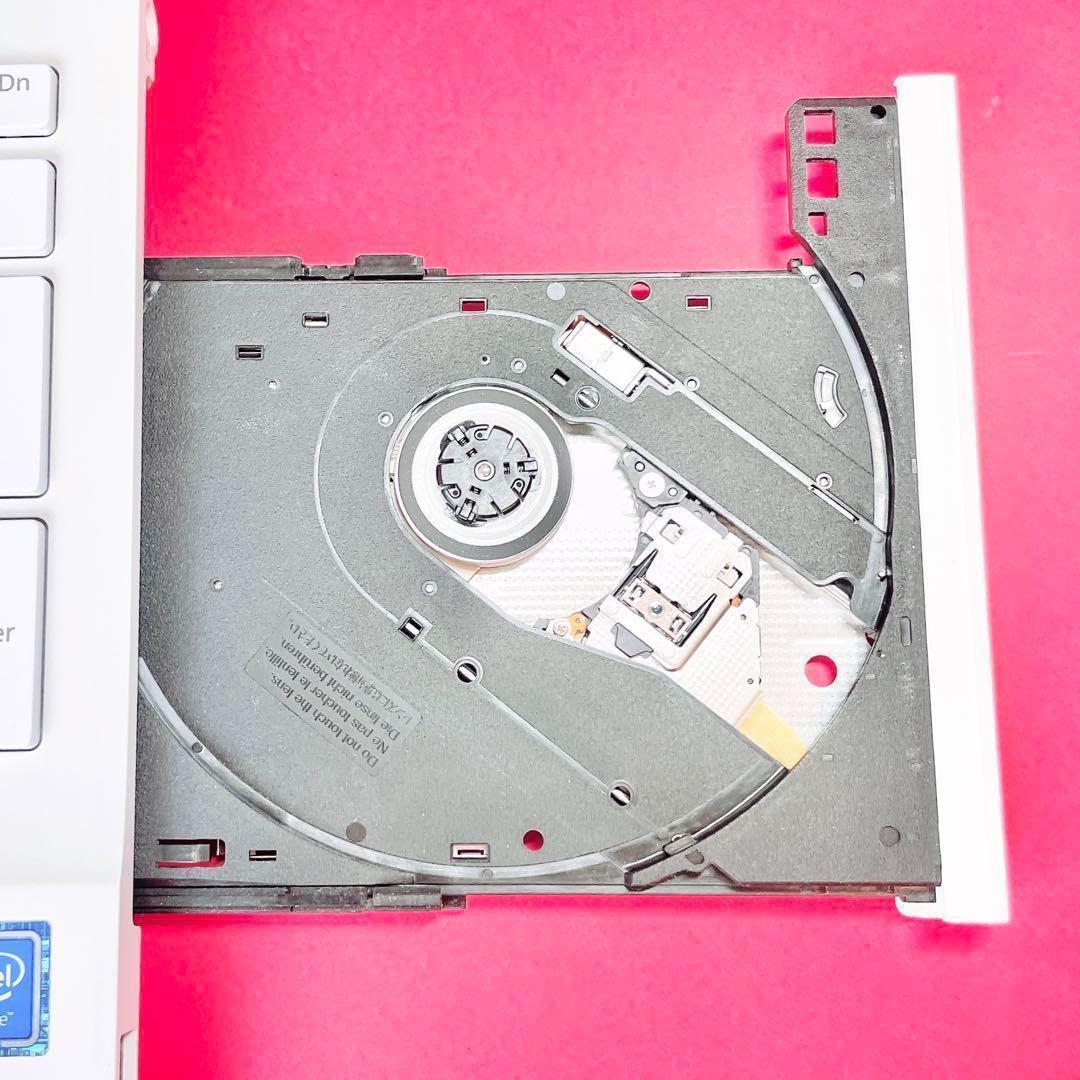 美品✨たっぷり大容量1TB❣️おしゃれ白✨️薄型ノートパソコン✨️事務作業カメラ付き