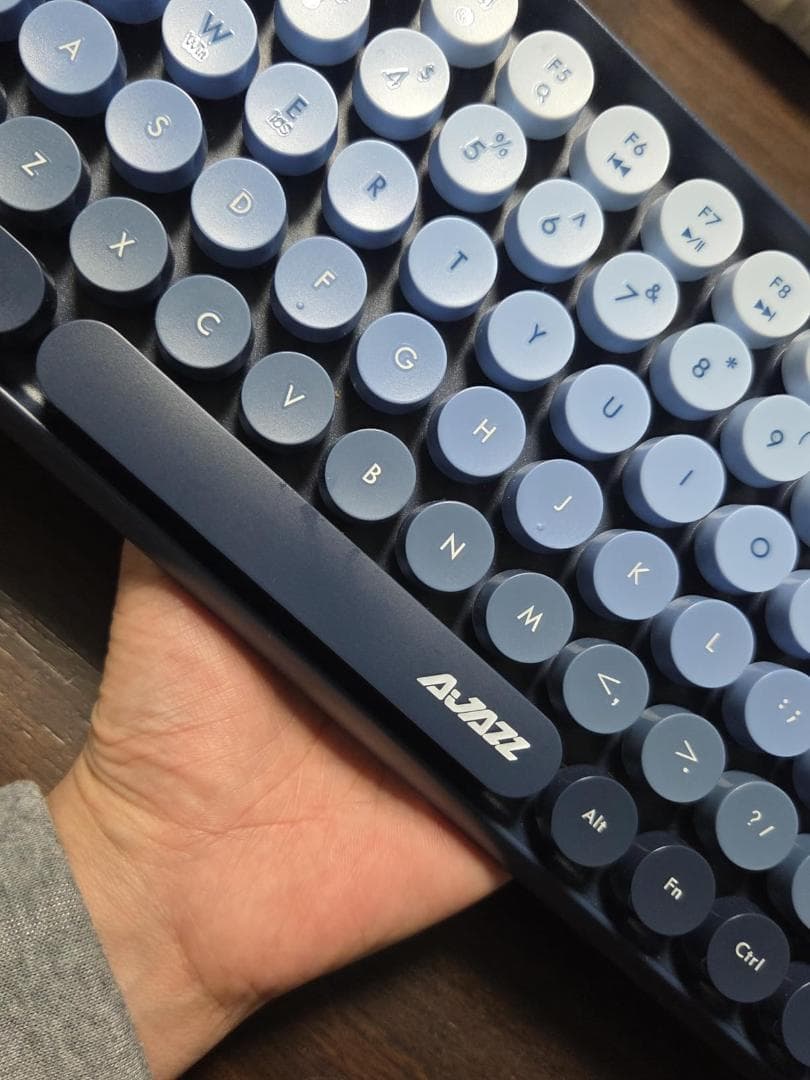 新品 タブレット用ワイヤレスBluetoothキーボード 磁気猫付き コンパクト