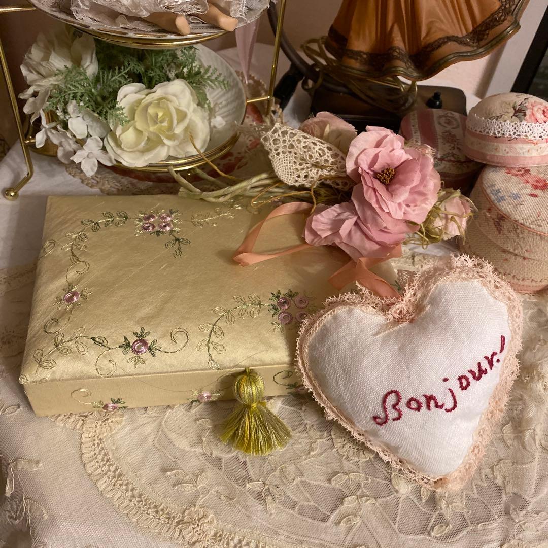 専用です。フランス製シルク生地 薔薇の刺繍のカルトナージュ＆ ハート型の壁飾り