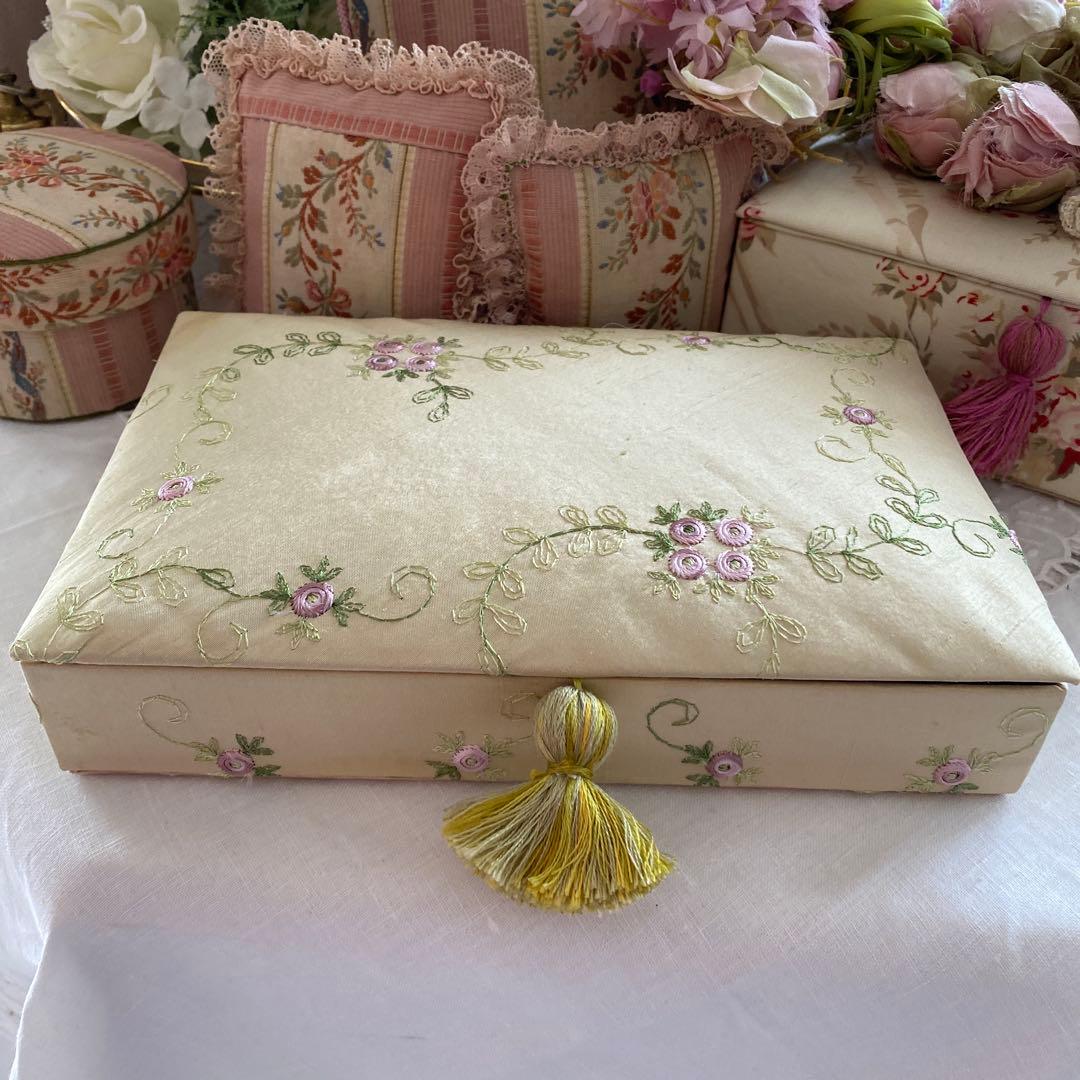 専用です。フランス製シルク生地 薔薇の刺繍のカルトナージュ＆ ハート型の壁飾り