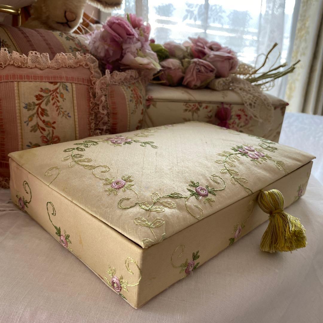 専用です。フランス製シルク生地 薔薇の刺繍のカルトナージュ＆ ハート型の壁飾り