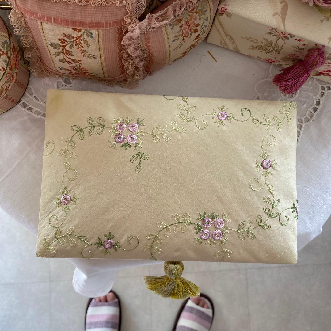 専用です。フランス製シルク生地 薔薇の刺繍のカルトナージュ＆ ハート型の壁飾り