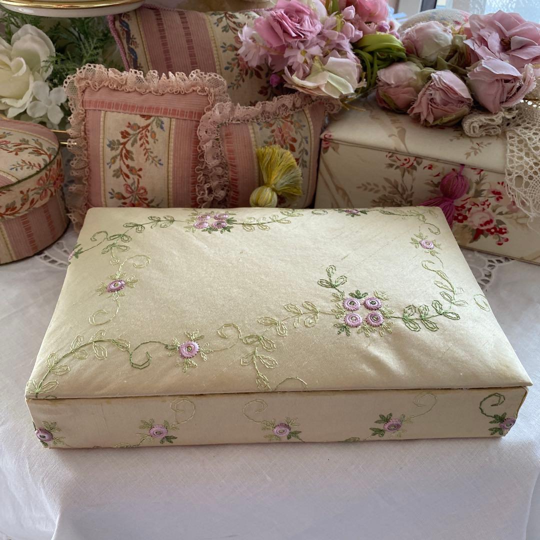 専用です。フランス製シルク生地 薔薇の刺繍のカルトナージュ＆ ハート型の壁飾り