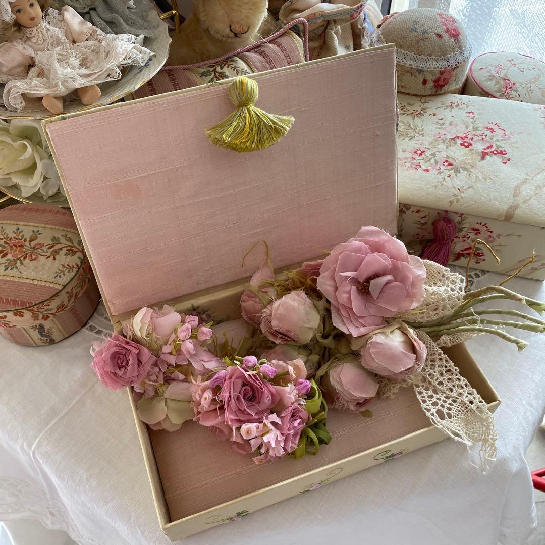 専用です。フランス製シルク生地 薔薇の刺繍のカルトナージュ＆ ハート型の壁飾り