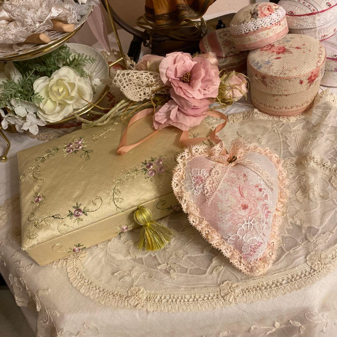 専用です。フランス製シルク生地 薔薇の刺繍のカルトナージュ＆ ハート型の壁飾り