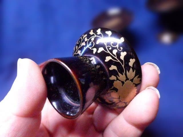 雛道具　美しい蒔絵の御膳腕一式です。小さなものですが良いものです