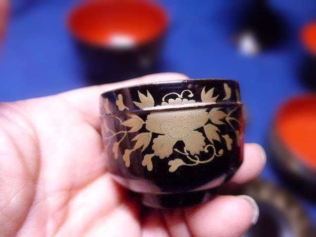 雛道具　美しい蒔絵の御膳腕一式です。小さなものですが良いものです