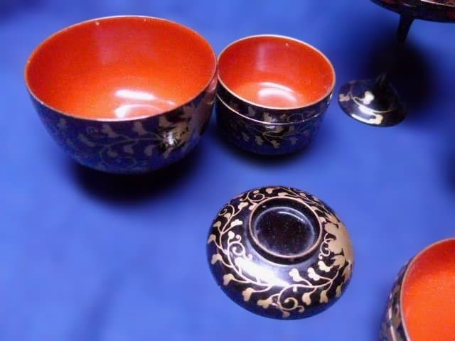 雛道具　美しい蒔絵の御膳腕一式です。小さなものですが良いものです