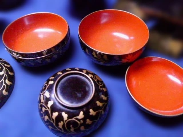 雛道具　美しい蒔絵の御膳腕一式です。小さなものですが良いものです
