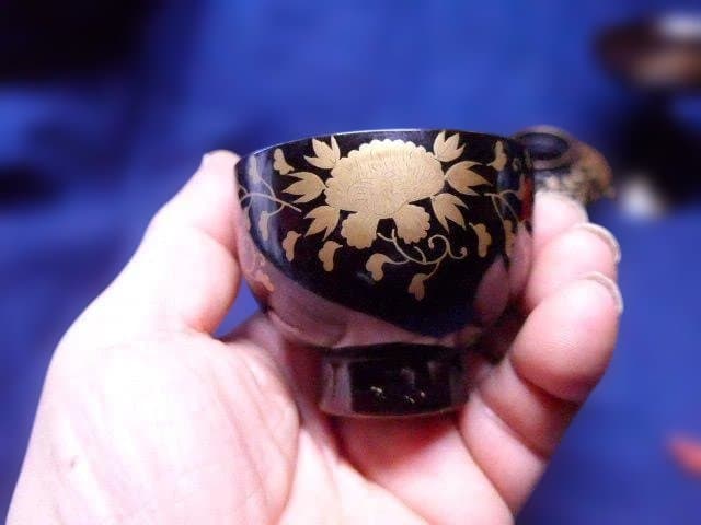 雛道具　美しい蒔絵の御膳腕一式です。小さなものですが良いものです