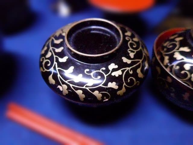 雛道具　美しい蒔絵の御膳腕一式です。小さなものですが良いものです