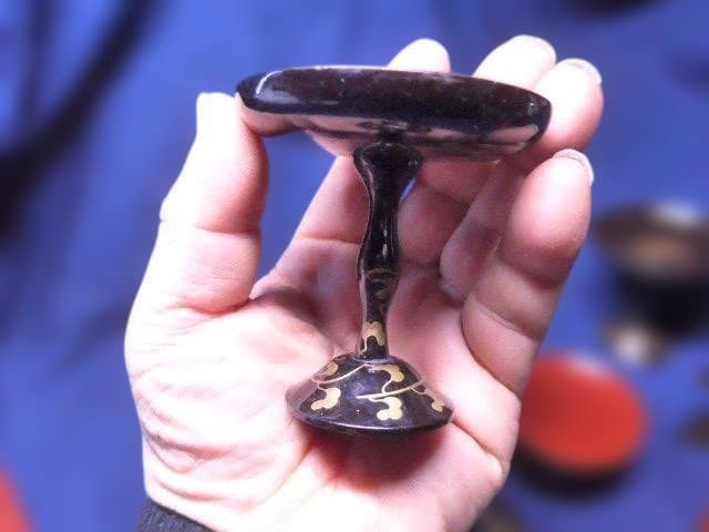 雛道具　美しい蒔絵の御膳腕一式です。小さなものですが良いものです