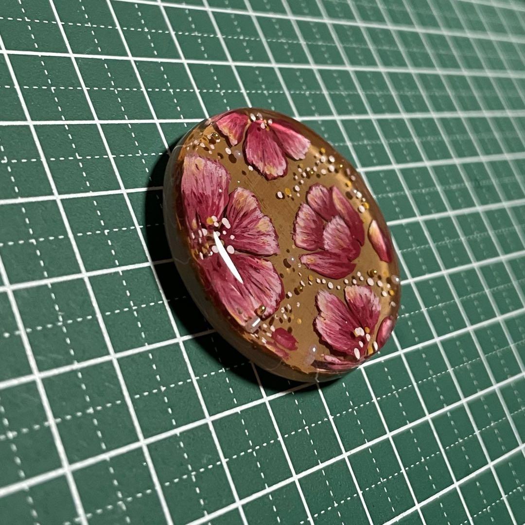 茶色バックに花　　レジンヘアゴムorブローチorペンダントトップ