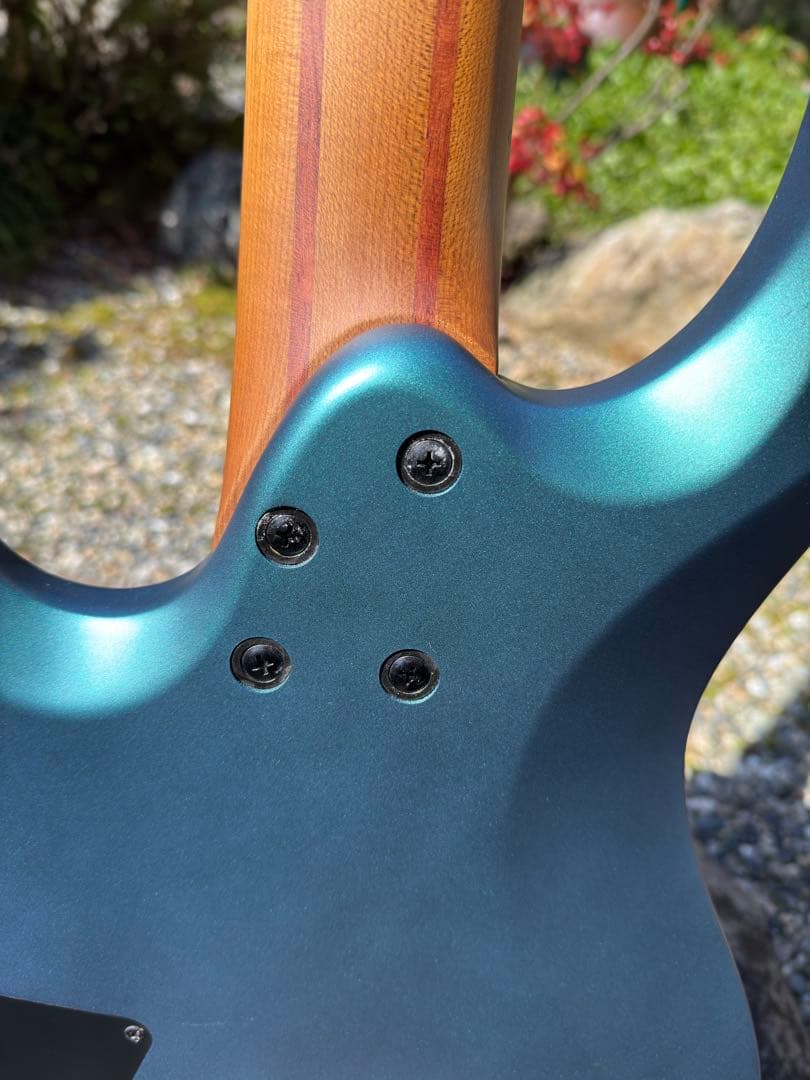 2023年製造 Ibanez Q547 BMM ヘッドレス 7弦ギター