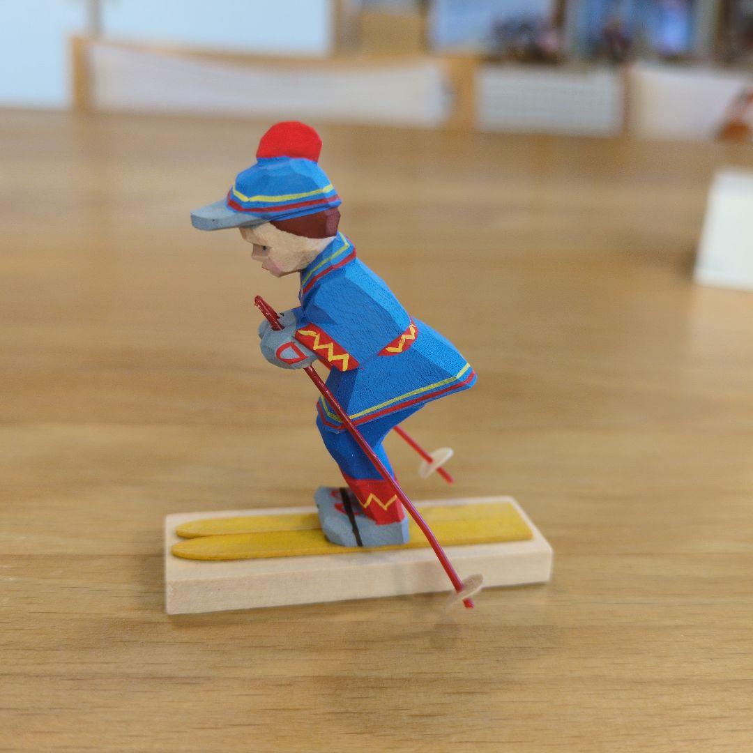 エルツ　ヘルビッヒ工房木製人形（スキーするエスキモー少年） 約5.8cm